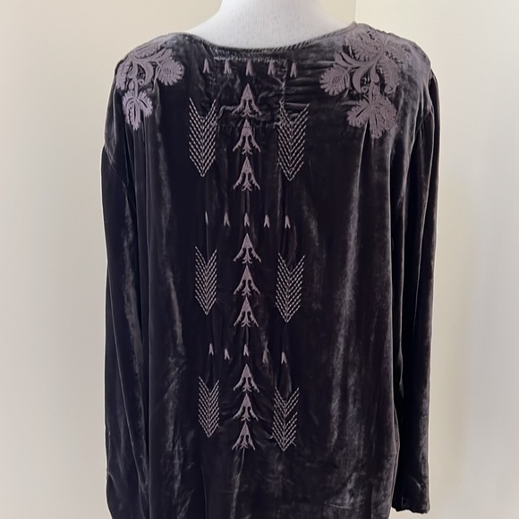 JOHNNY WAS Size XXL velvet asymmetrical tone on tone embroidered top - Picture 4 of 10